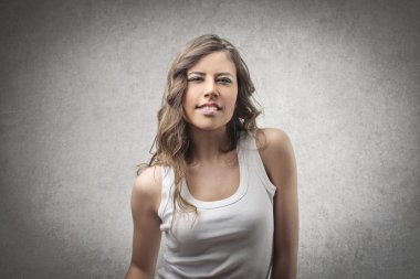 Kahverengi saçlı kız.