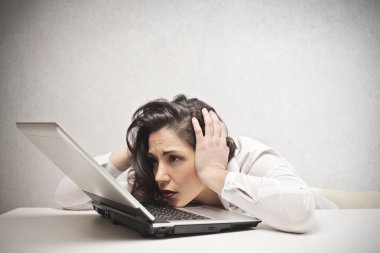 kızın ellerini atma