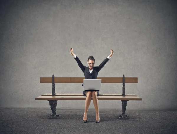 Femme assise sur un banc — Photo