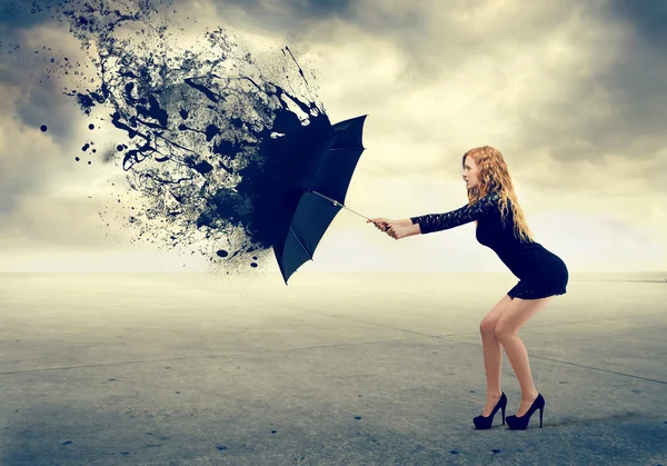 Frau und ein Regenschirm — Stockfoto