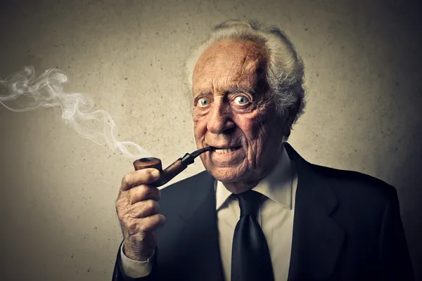 Muž kouří dýmku — Stock fotografie