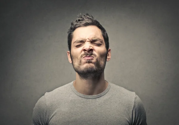 Uomo che chiude gli occhi — Foto Stock