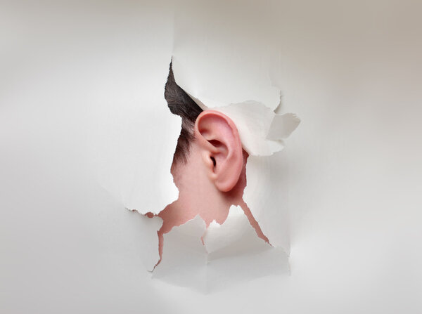 человек слышит