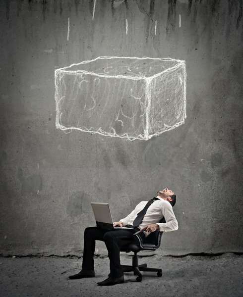 Человек сидит на стуле
