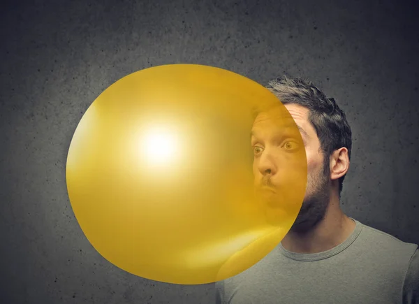 Człowiek dmuchanie balon — Zdjęcie stockowe