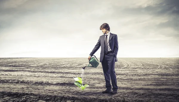 Homem no deserto com plantas. Conceito — Fotografia de Stock