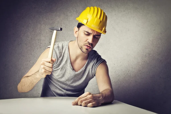 Bricklayer holding a hammer — Stock Photo, Image