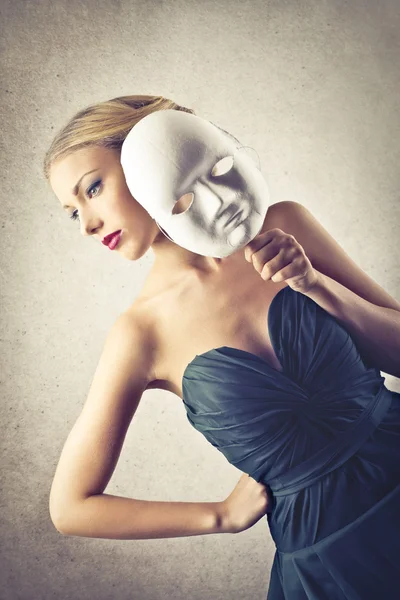 Bella donna con una maschera — Foto Stock