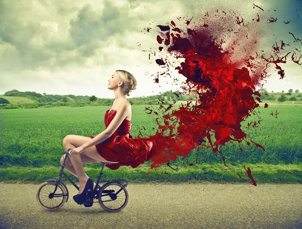 Donna in bicicletta — Foto Stock
