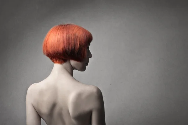 Kvinnans hår klippa med en röd bob — Stockfoto