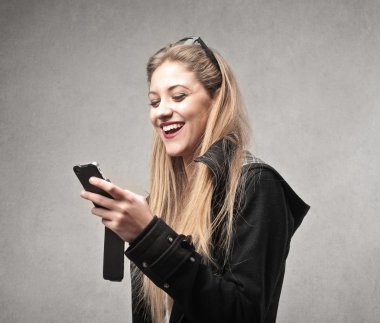 mutlu genç kadının telefonunu kullanma