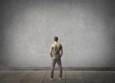 adam bir duvara bakan