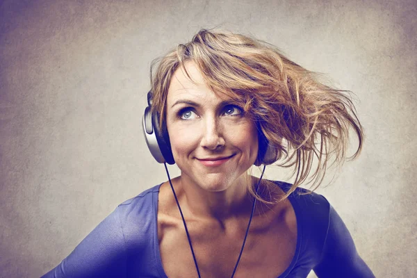 Vrouw die naar de muziek luistert — Stockfoto