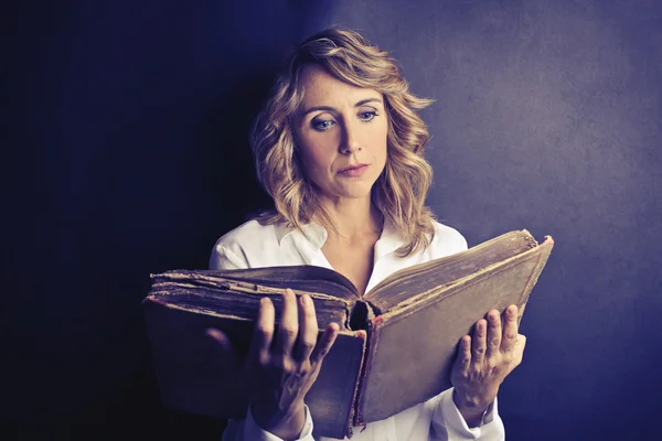 Kvinna läser en gammal bok — Stockfoto
