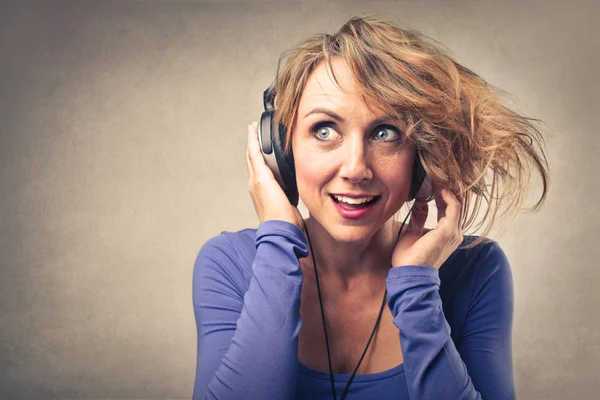 Mujer escuchando la música —  Fotos de Stock