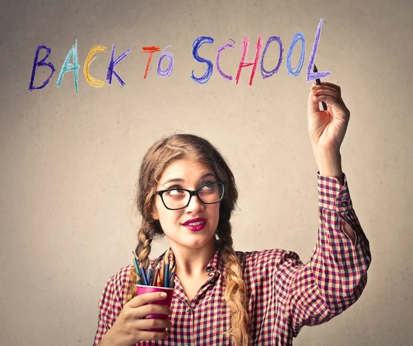 Молодий студент пише "повернутися до школи " — стокове фото