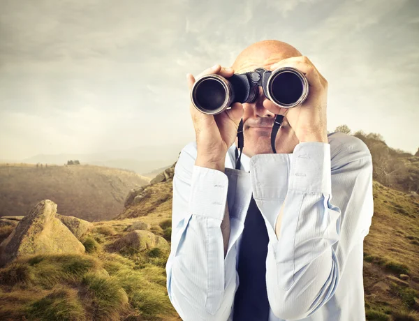 Zakenman kijken door een verrekijker — Stockfoto
