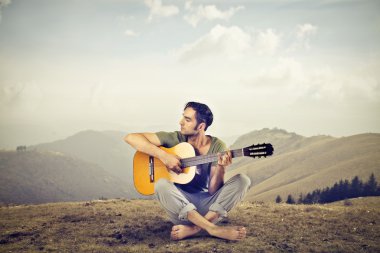 Gitar çalan adam