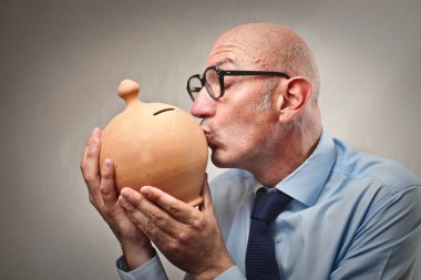 Kel işadamı onun kumbara öpüşme