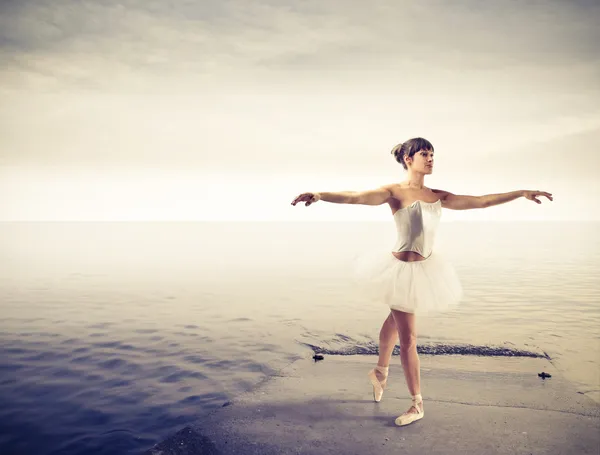 Bailarina en un muelle — Foto de Stock