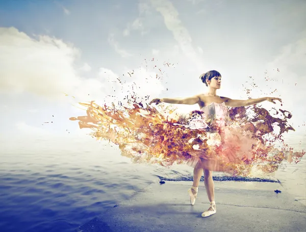 Bailarina con vestido pintado — Foto de Stock