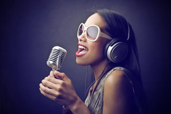 Piękna kobieta śpiewa — Zdjęcie stockowe