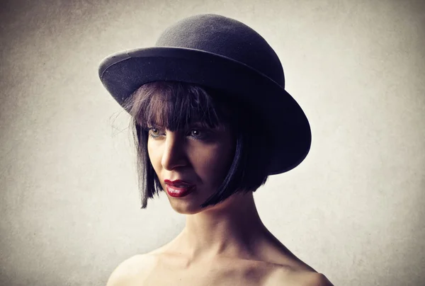 Jovem mulher usando um chapéu — Fotografia de Stock