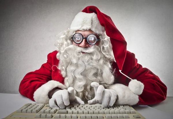 Vater tippt Weihnachten am Computer — Stockfoto