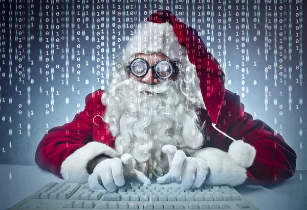 Vater tippt Weihnachten am Computer — Stockfoto