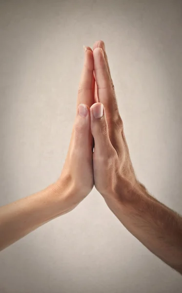 Twee handen: man en vrouw — Stockfoto