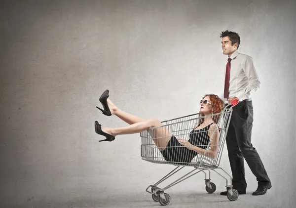 Podnikatel nést žena do vozíku — Stock fotografie