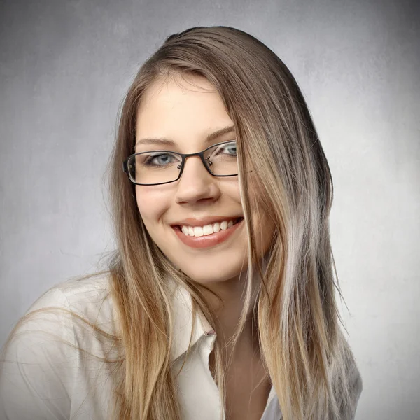 Ung kvinna med glasögon — Stockfoto