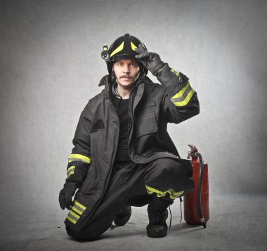 Kaskını koyarak itfaiyeci