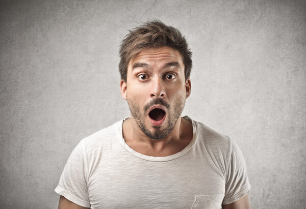 Красивый человек поражен
