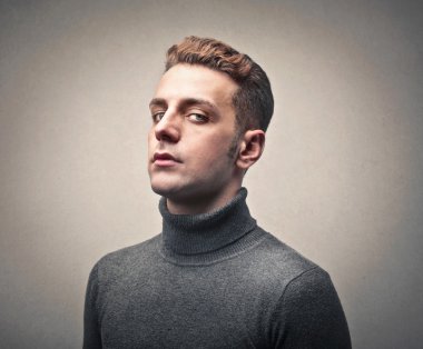 ciddi genç adam