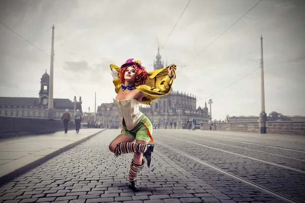 Клоун танцует посреди улицы. — стоковое фото
