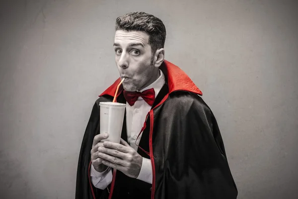 Vampiro che beve qualcosa — Foto Stock