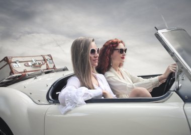 iki arkadaş bir yolculuğa çıkmaya hazır