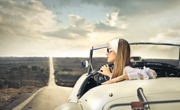 Mulher de moda em um carro — Fotografia de Stock