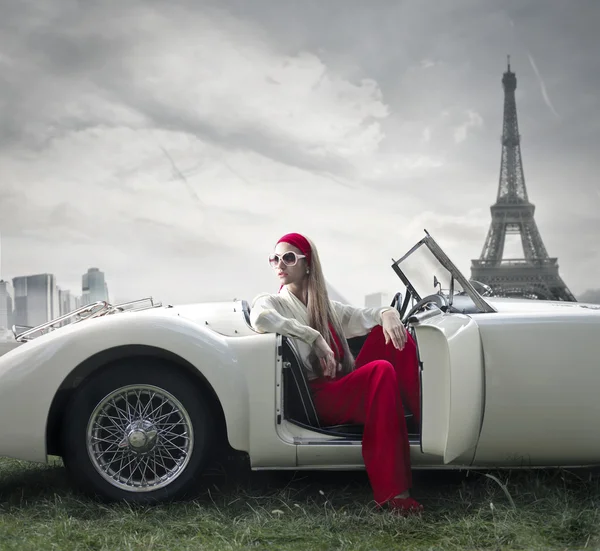 Femme de mode sur une voiture — Photo