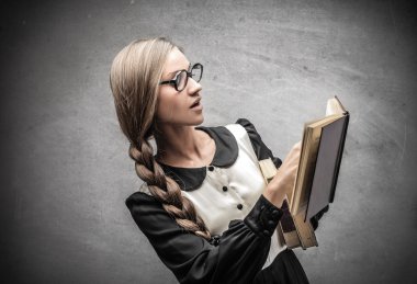 genç güzel öğrenci kitap okuma