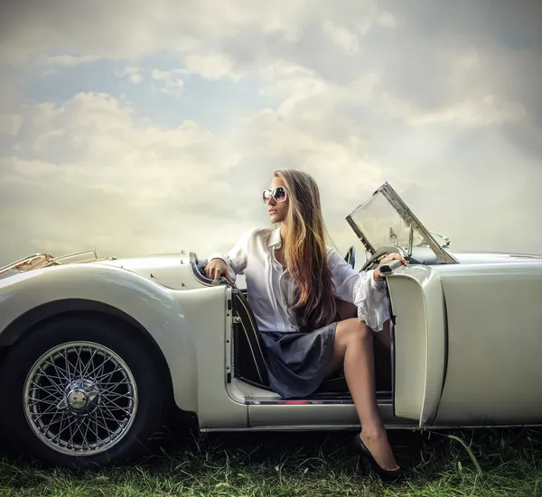 Mooie mode vrouw op een auto — Stockfoto