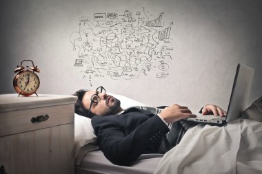 iş adamı düşünürken onun laptop çalışma