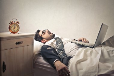 işadamı yatağa onun laptop ile sleeping