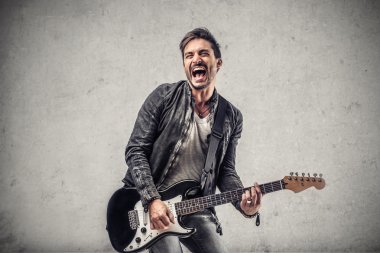 Gitar çalan müzisyen
