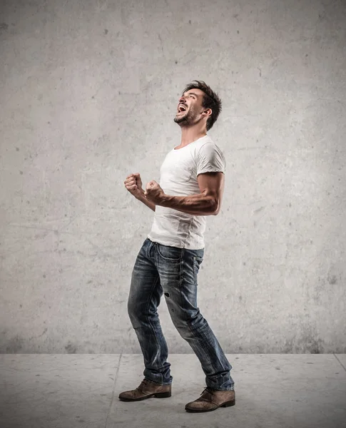 Hombre guapo animando feliz — Foto de Stock