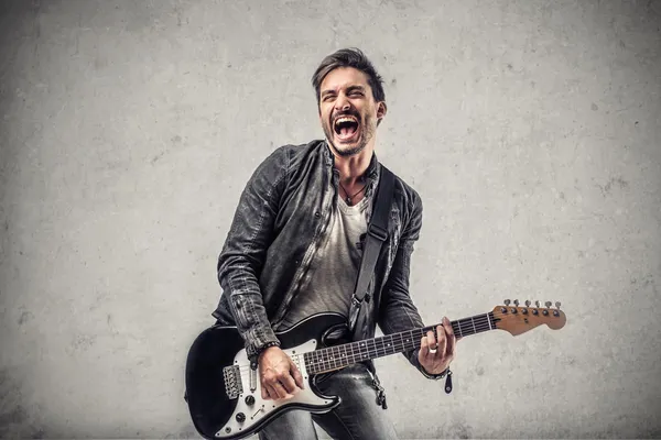 Musiker som spelar gitarr — Stockfoto