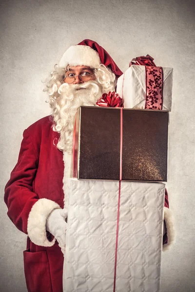 Santa Klaus con regalos — Foto de Stock