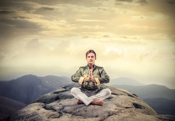 Man mediteren — Stockfoto