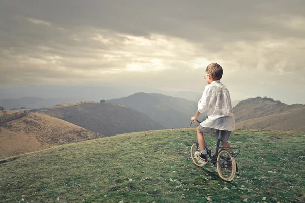 Kind met een fiets — Stockfoto